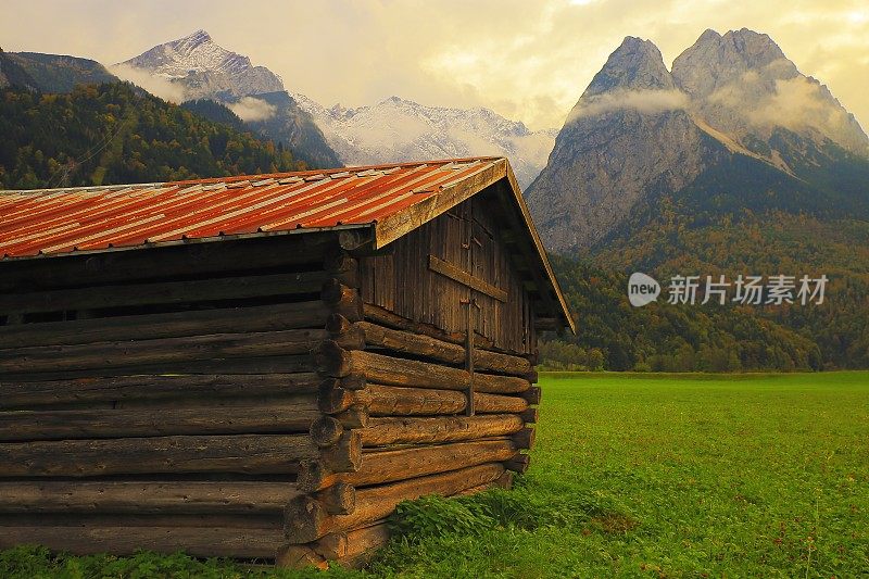 巴伐利亚阿尔卑斯和木制谷仓，德国巴伐利亚的Garmisch Partenkirchen